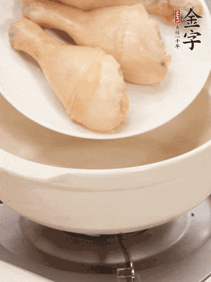 雞腿、火腿、干貝、蒜頭放入砂鍋內(nèi)燉1小時(shí)