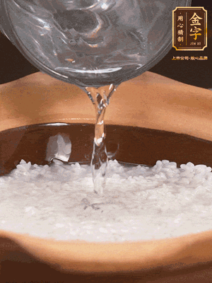 砂鍋底部刷一層油，加入大米和開水，水高1cm,大火燒開后轉(zhuǎn)中火煲5分鐘，到水微收干