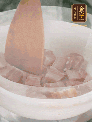 砂鍋內(nèi)咸肉微微煸出香味，再倒入開(kāi)水。放排骨滾開(kāi)后轉(zhuǎn)中小火篤30分鐘。（水盡量一次加足，以免中途加水沖淡鮮味。這一步是湯底濃白的關(guān)鍵）