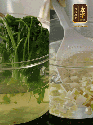 春筍切丁焯水；薺菜加鹽焯水，過(guò)涼水后切成細(xì)末