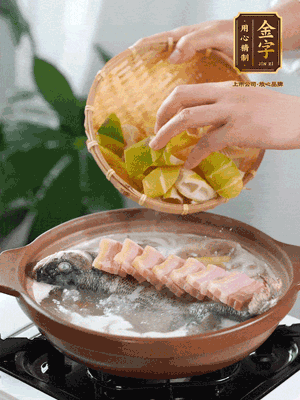 倒開水燉煮后轉(zhuǎn)移入砂鍋，淋料酒去腥、加少許鹽調(diào)味，再依次加咸肉、春筍燉煮15分鐘。