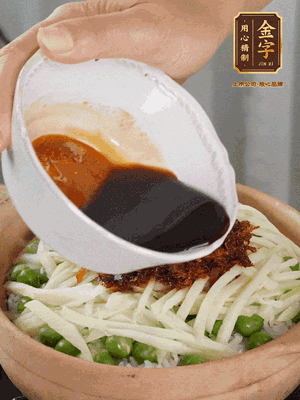 繼續(xù)小火燜3分鐘，淋上XO醬攪拌均勻。
