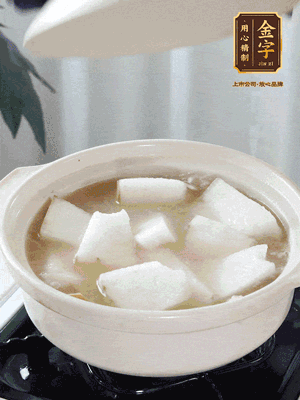 最后下冬瓜繼續(xù)燉煮10分鐘，撒上蔥花點(diǎn)綴。