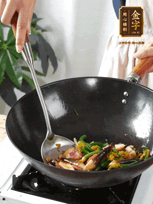 煸香蒜末，下香腸翻炒均勻，再依次下雞縱菌、黃瓜花