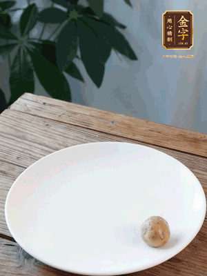 做水油皮、油酥 將油皮材料放入料盆中，加100ml水?dāng)嚢璩裳┗ㄆ瑺睢Ｔ诎赴迳戏磸?fù)揉搓成有一定筋度的光潔面團，搓成14個團子。
