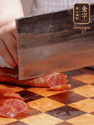 金字香腸煮熟，切片